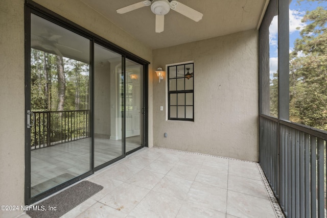 balcony featuring ceiling fan