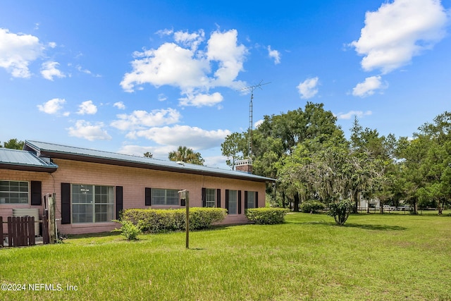 back of house featuring a lawn