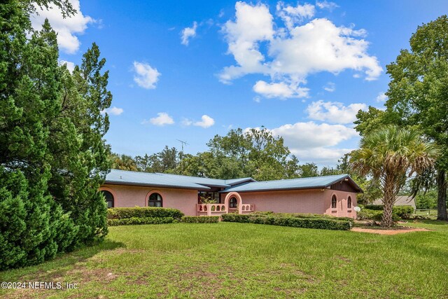 ranch-style home featuring a front lawn