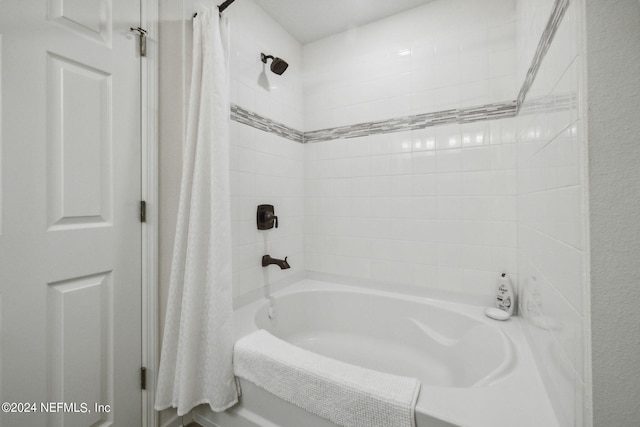 bathroom with shower / tub combo