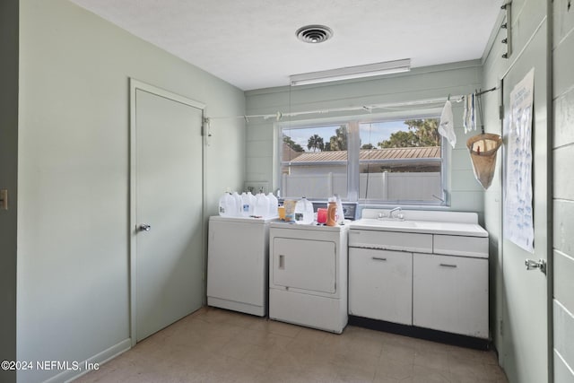 washroom featuring laundry area, independent washer and dryer, a sink, and visible vents