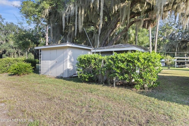 view of yard with a storage shed