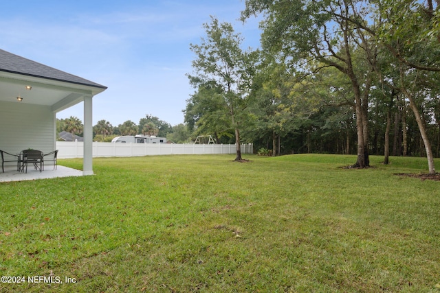 view of yard featuring a patio