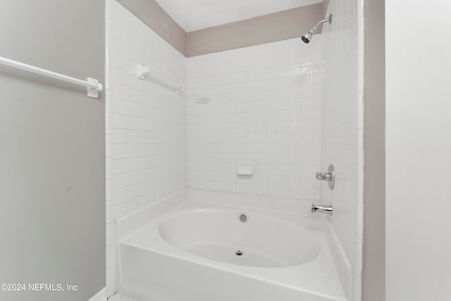 bathroom with tiled shower / bath combo