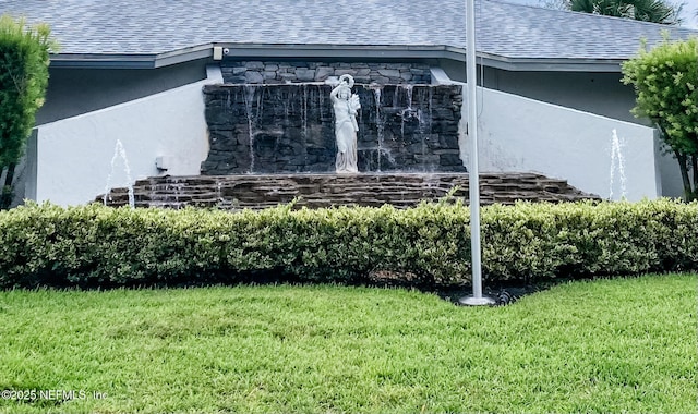 community sign with a lawn