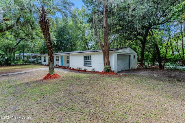 single story home with driveway