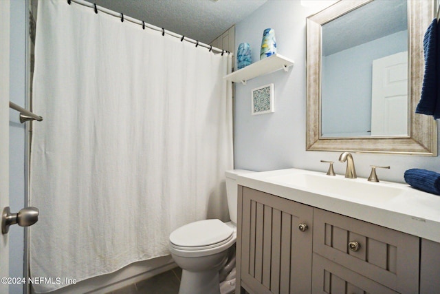 full bath with toilet, a shower with curtain, a textured ceiling, and vanity