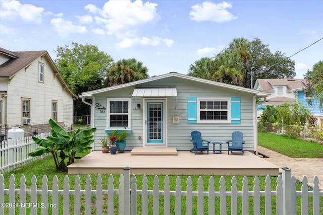 view of front of home with a fenced front yard