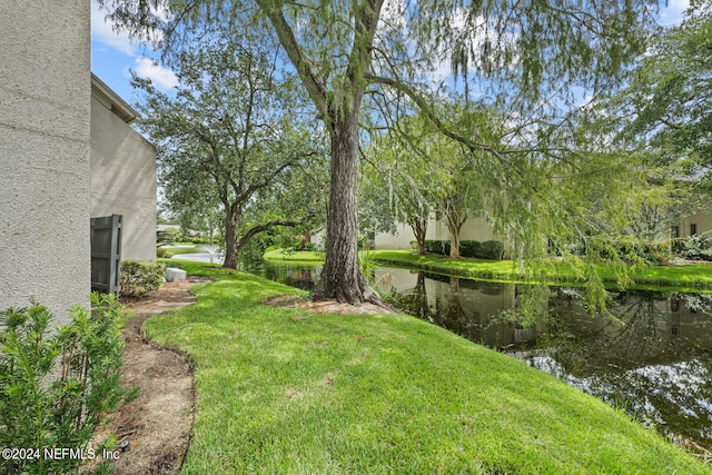 view of yard featuring a water view