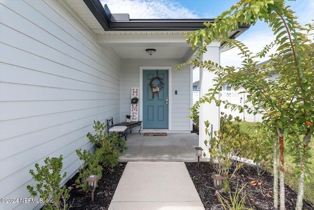 entrance to property featuring a porch