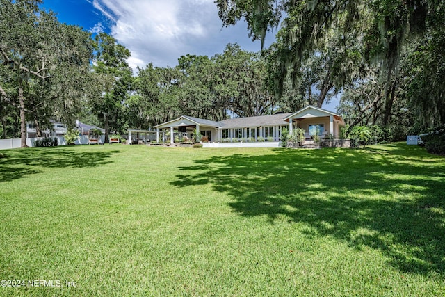 view of front facade featuring a front lawn