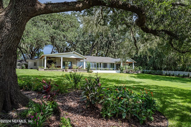 single story home with a front lawn