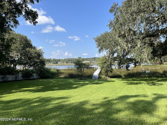 view of yard featuring a water view