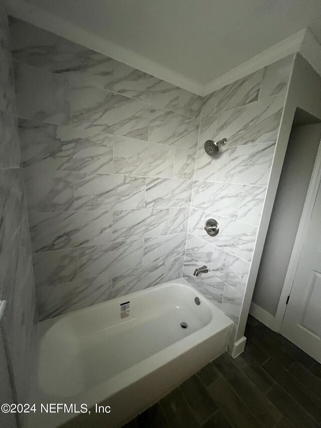 bathroom with tiled shower / bath