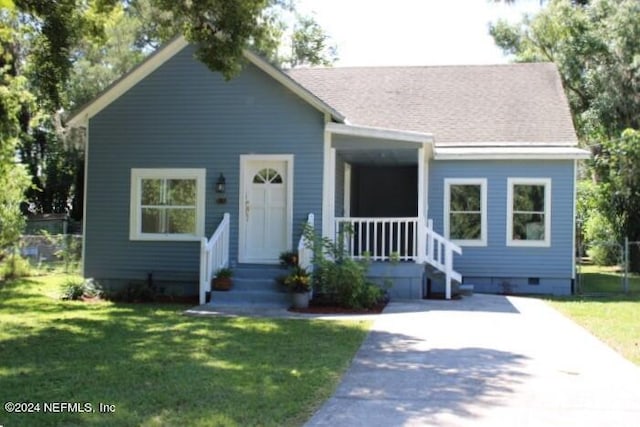 view of front facade with a front lawn