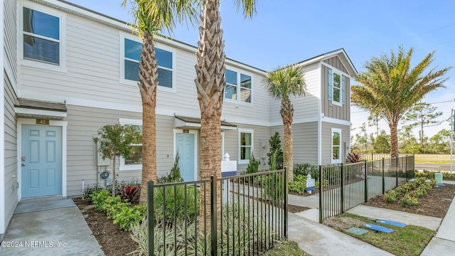 townhome / multi-family property with a fenced front yard