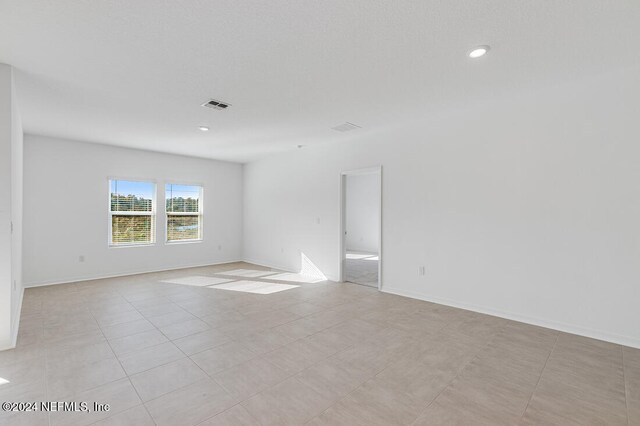 unfurnished room featuring light tile patterned flooring