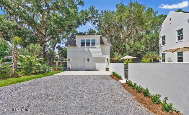 view of front facade featuring a garage