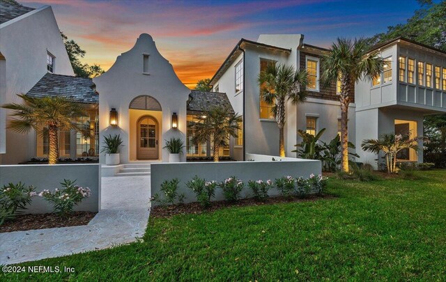 view of front of house featuring a lawn