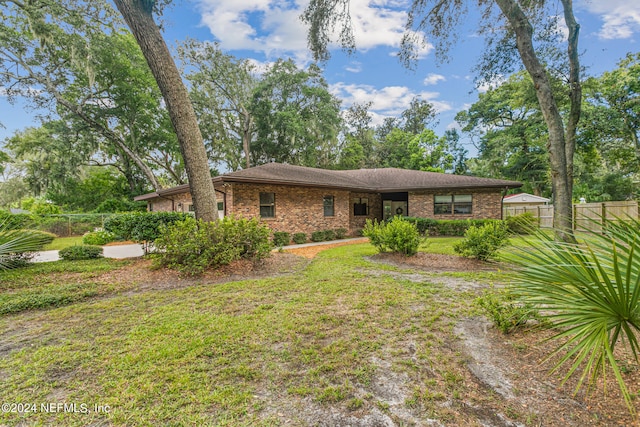 single story home featuring a front lawn