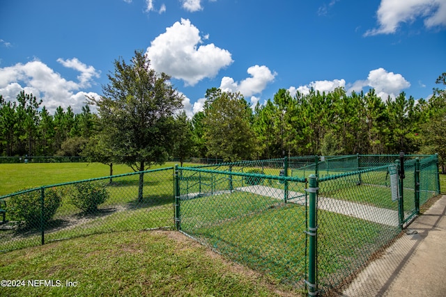 view of property's community featuring a lawn