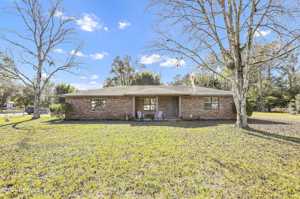 single story home with a front yard