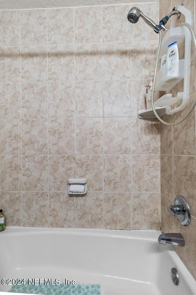 bathroom featuring tiled shower / bath combo