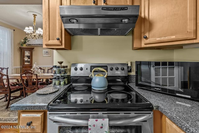 kitchen with dark countertops, stainless steel range with electric cooktop, under cabinet range hood, crown molding, and a chandelier