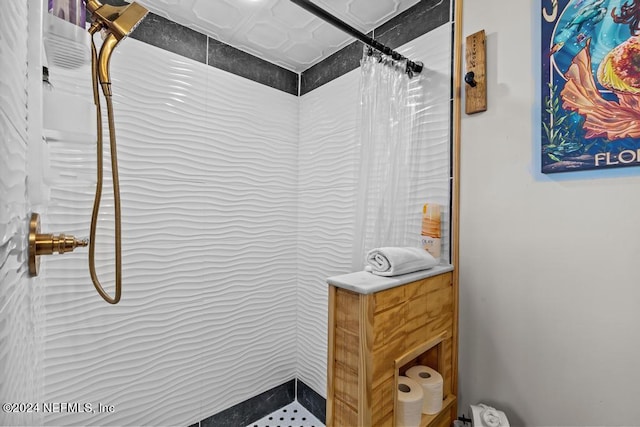 bathroom featuring a shower with shower curtain