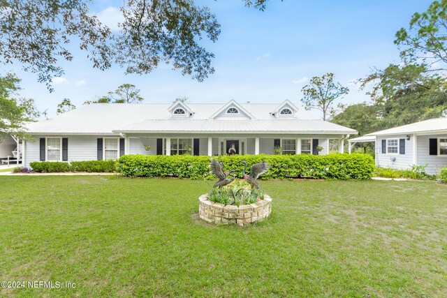 view of front of house featuring a front lawn