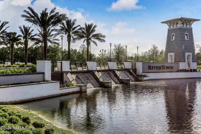 view of property's community featuring a water view