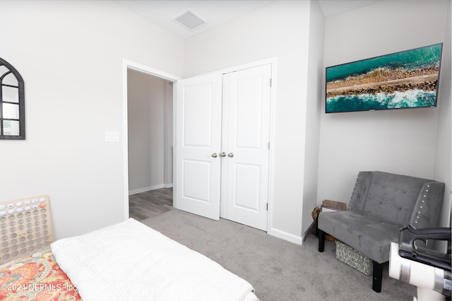 bedroom featuring visible vents, carpet floors, baseboards, and a closet