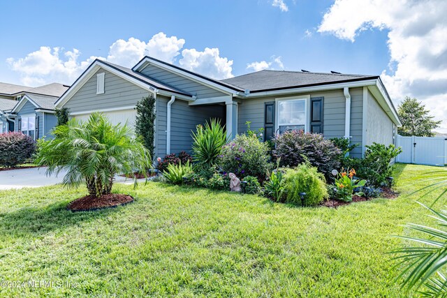 view of front of home featuring a front lawn