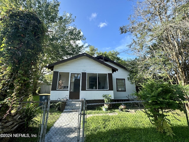 view of front of home featuring a front yard