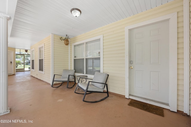 property entrance featuring a porch