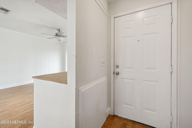 entryway with ceiling fan, light wood-type flooring, visible vents, and baseboards