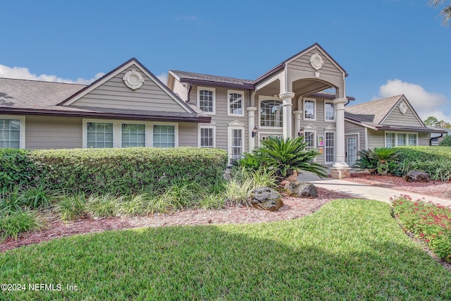 view of front of home featuring a front yard