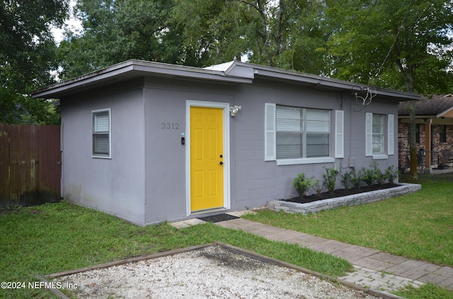 view of front of property with a front yard