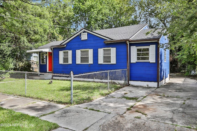 ranch-style home with a front yard