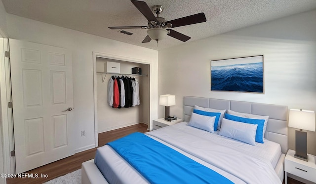 bedroom featuring a closet, ceiling fan, a textured ceiling, and dark hardwood / wood-style flooring