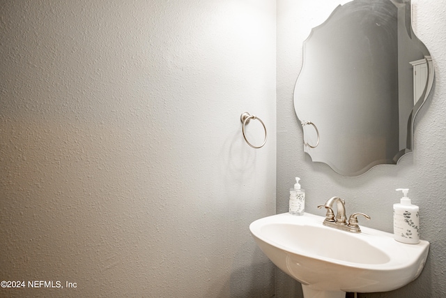 bathroom featuring sink