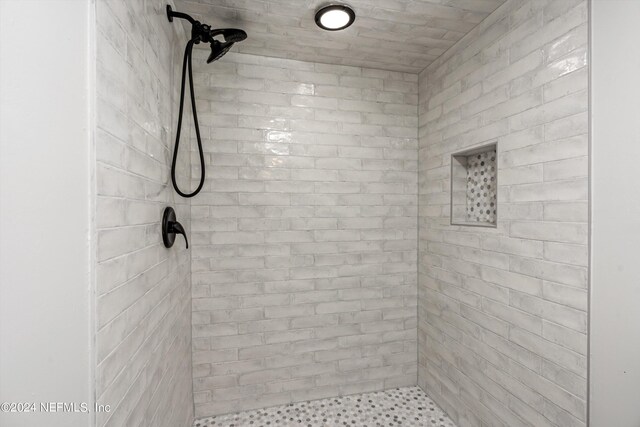 bathroom featuring a tile shower