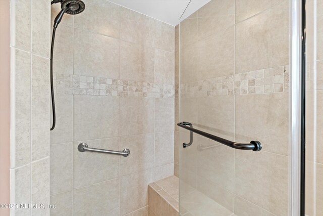 bathroom featuring tiled shower