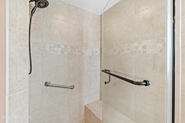 full bathroom featuring tiled shower