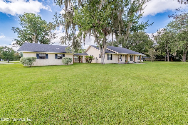 view of front of house featuring a front lawn