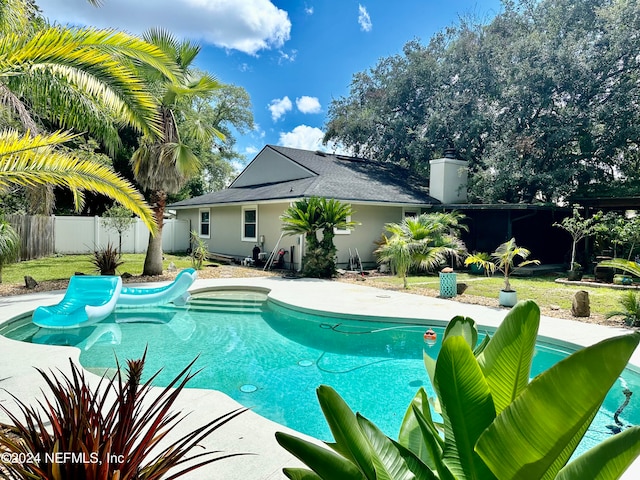 view of swimming pool featuring a lawn