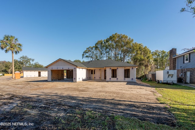 view of front of property with an outdoor structure