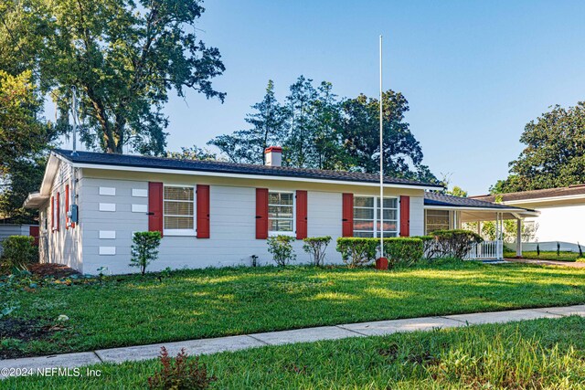 ranch-style home with a front lawn