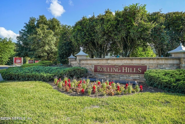 community sign with a lawn