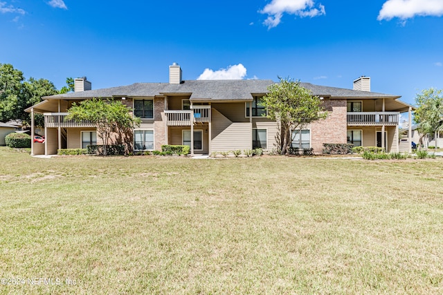 view of front facade featuring a front lawn